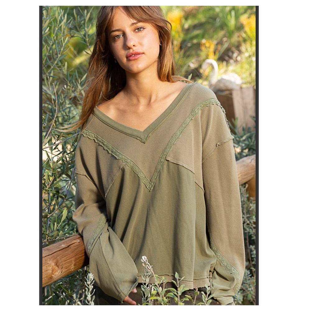$35 start 281 🖤POL V neck lace trim olive top - Picture 4 of 11